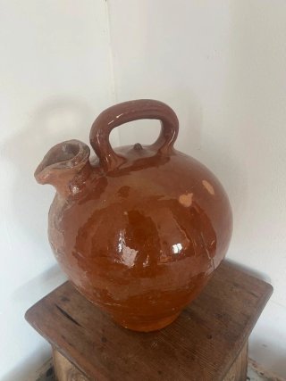 Botijo antiguo de barro artesanal
