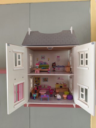 Casa de muñecas de madera