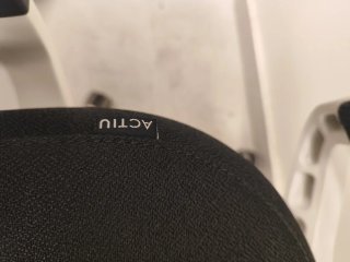 Silla de oficina Actiu negra y blanca