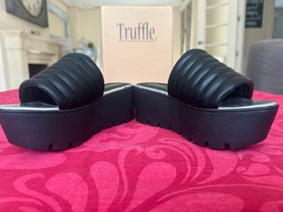 Sandalias plataforma Truffle negras y plateadas