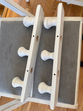 Dos Colgadores percheros de pared de madera blanco