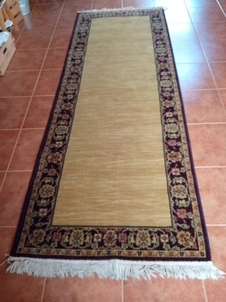 Alfombra pasillera beige y morada