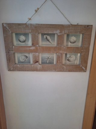 Marco de madera para 6 fotos con pintura blanca.