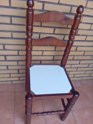 Silla de madera artesanal con asiento de yute