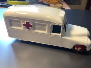 Ambulancia Dinky Toys Daimler 1/43