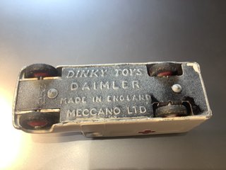 Ambulancia Dinky Toys Daimler 1/43