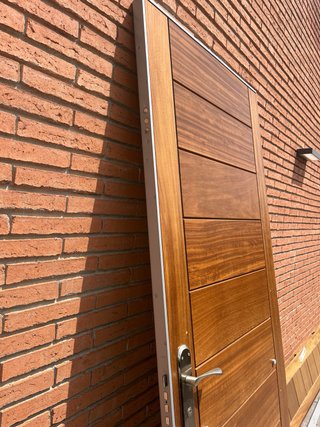 Puerta exterior en Madera Iroko Alta Gama