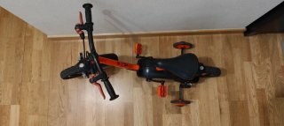 Bicicleta infantil naranja con ruedines