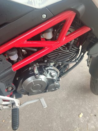 Benelli TNT 125 Blanca y Roja