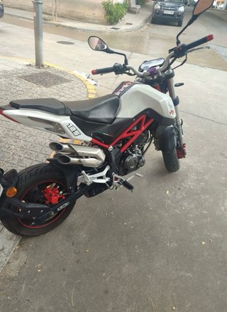 Benelli TNT 125 Blanca y Roja