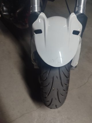 Benelli TNT 125 Blanca y Roja
