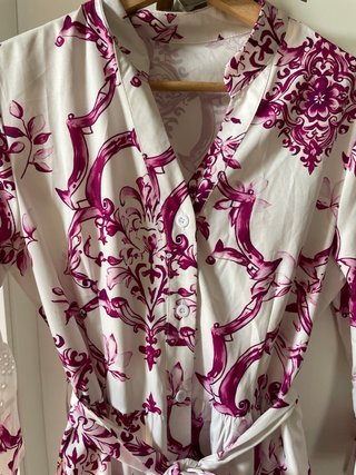 Vestido camisero estampado fucsia y blanco