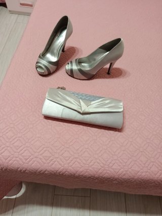 Zapatos y cartera de fiesta plateados