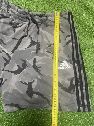 Pantalón Corto Adidas Camuflaje Gris