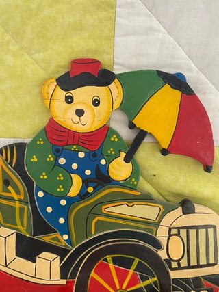 Percha infantil de madera con osito y coche