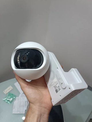 Telecamera EZVIZ HB8 2K+ con pannello solare