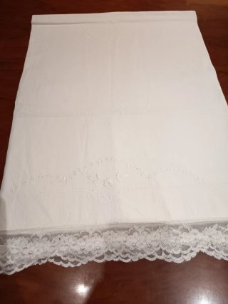 Juego de sábanas y almohada antiguo