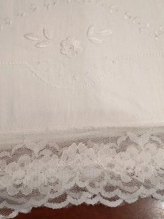 Juego de sábanas y almohada antiguo
