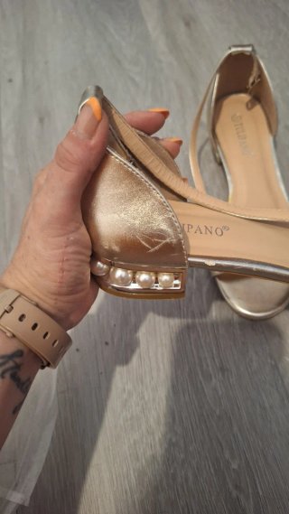 Sandalias doradas con perlas