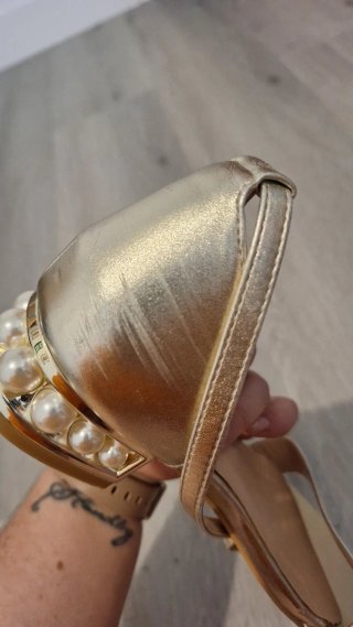 Sandalias doradas con perlas