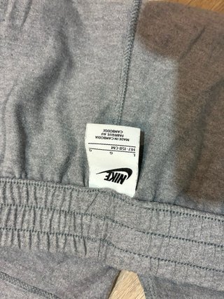 Pantalón corto Nike gris