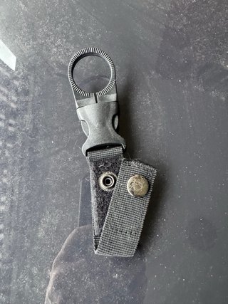 Porta oggetti con fibbia e anello