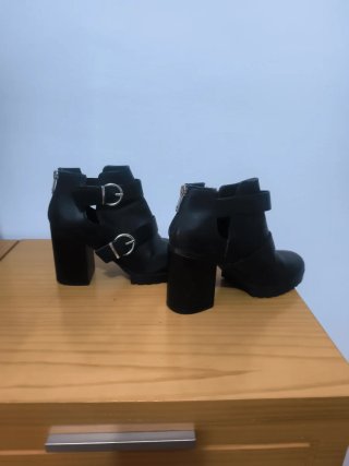 Botín tacón negro con hebillas