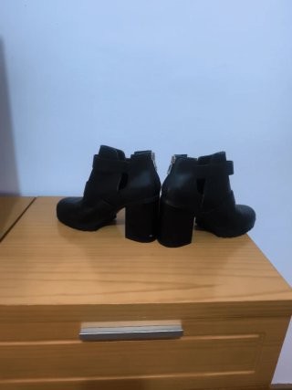 Botín tacón negro con hebillas