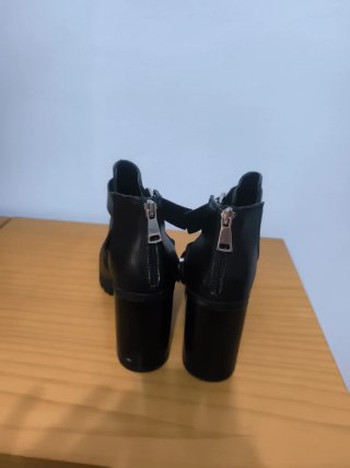 Botín tacón negro con hebillas