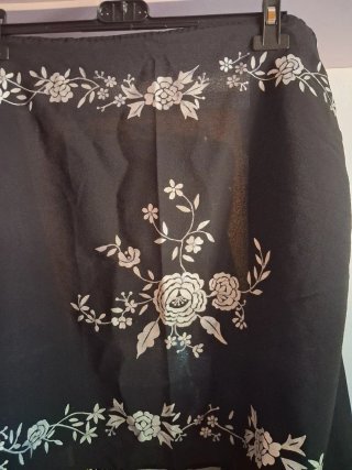Fular negro con flores blancas
