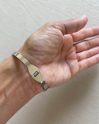 Pulsera esclava plateada fácil apertura