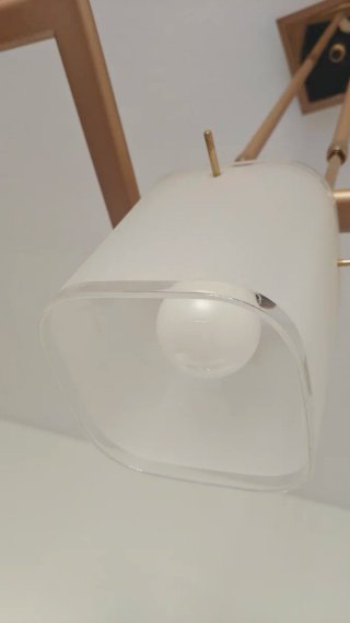 Lámpara de salón dorada y transparente