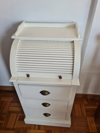 Escritorio blanco con cajones y persiana