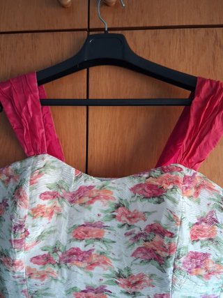 Top floral con tirantes rosas