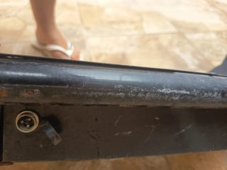 Moto eléctrica tipo scooter negra y roja