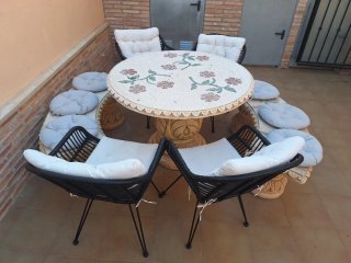 Mesa y bancos de piedra para jardín