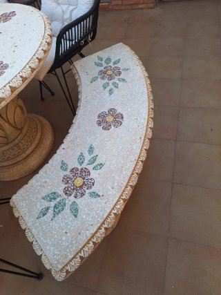 Mesa y bancos de piedra para jardín