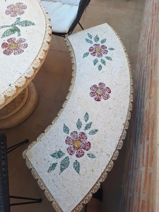 Mesa y bancos de piedra para jardín