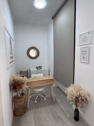 Se alquila espacio para manicura y pedicura