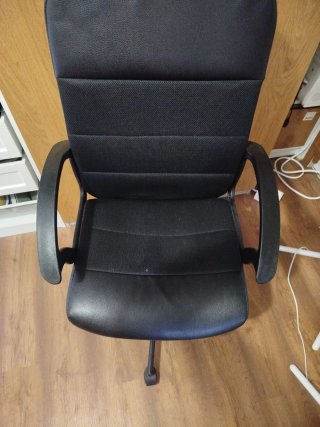 Silla de oficina negra