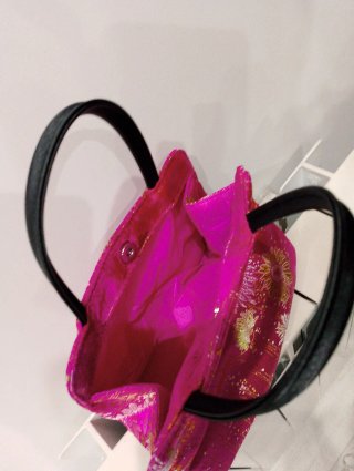 Bolso de mano floral rosa y dorado