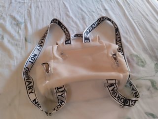 Mochila beige con tiras negras