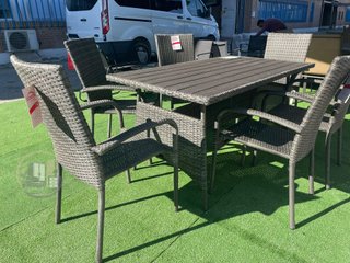 Mesa Exterior con 6 Sillas en Ratan