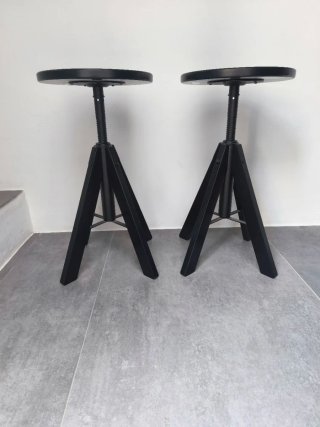 Taburete negro ajustable