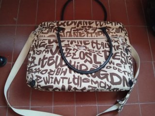 Bolso de mano con estampado de letras
