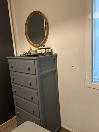 Cajonera de madera con superficie de cristal