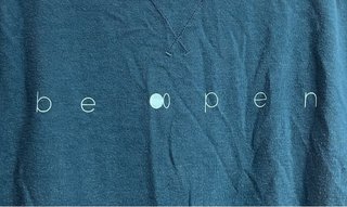 Camiseta verde con mensaje be open