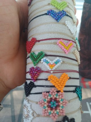 Pulseras hechas a mano: mandalas y corazones