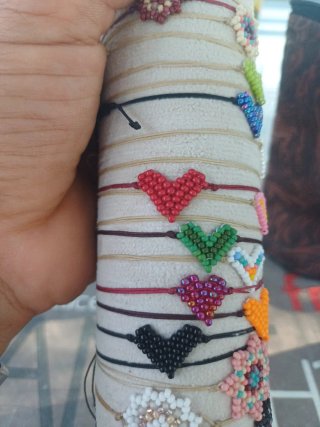 Pulseras hechas a mano: mandalas y corazones