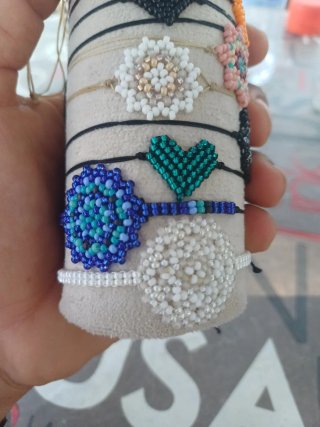 Pulseras hechas a mano: mandalas y corazones